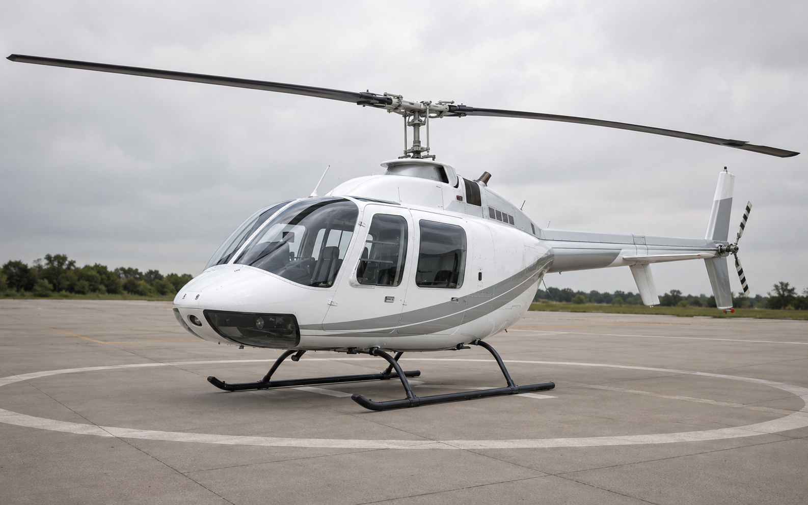 Beispielbild eines zivilen einmotorigen Helikopters – kein Robinson R44
